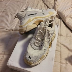 Size 35 •Balenciaga sneakers • triple s